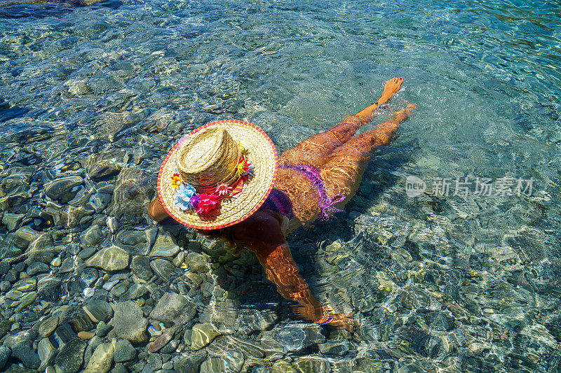 女人在海里游泳。来自Ölüdeniz, Fethiye，土耳其。